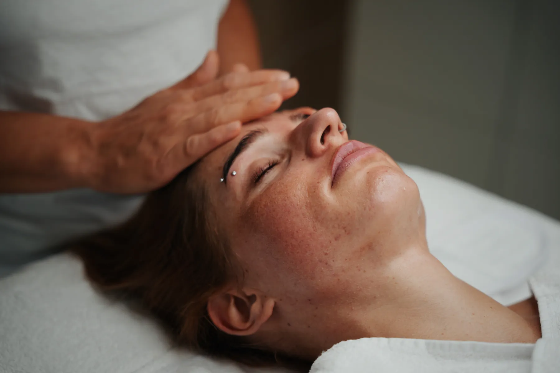 Entspannende Gesichtsmassage während einer kosmetischen Behandlung