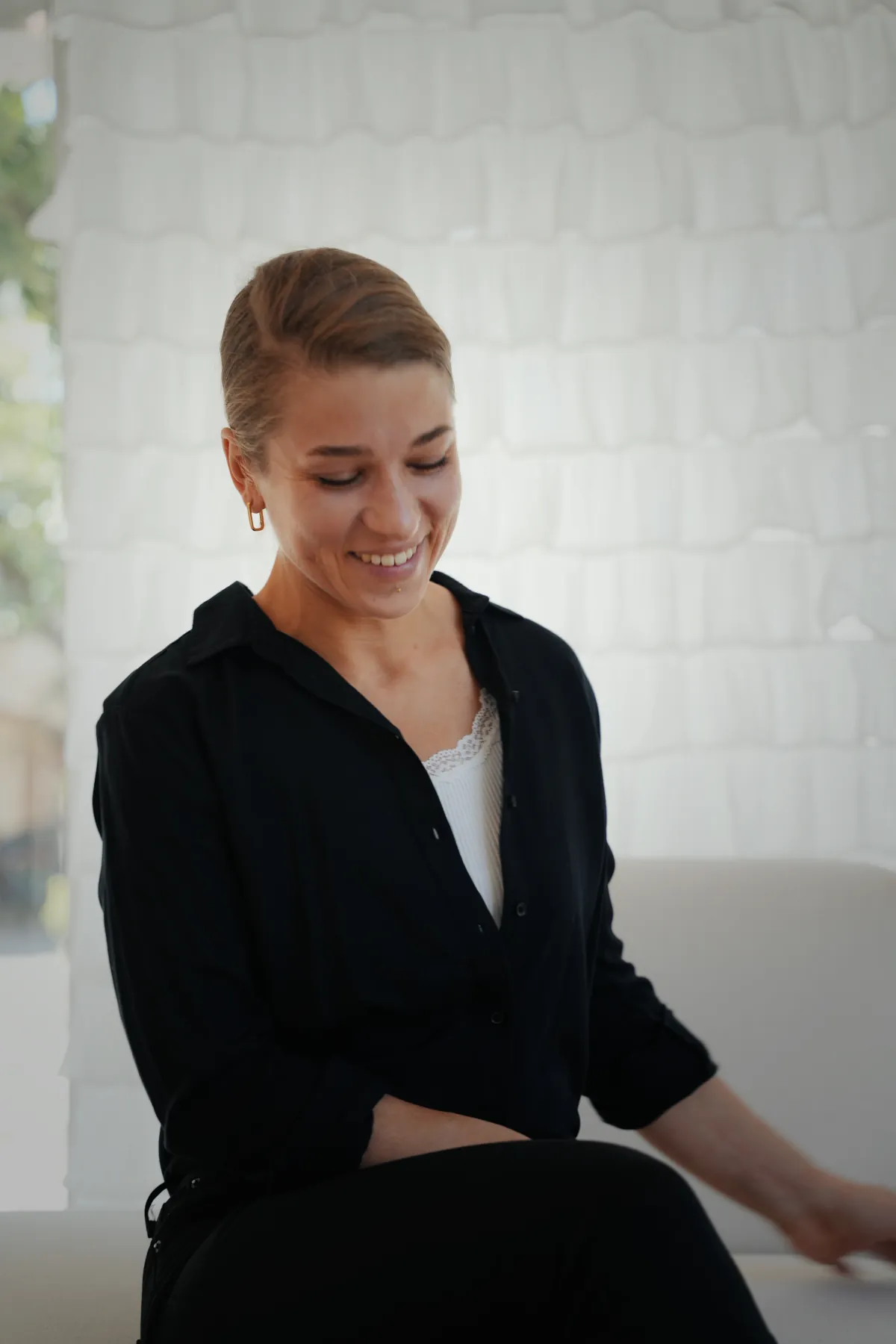 Steffi d'Abreu in ihrem Kosmetikstudio